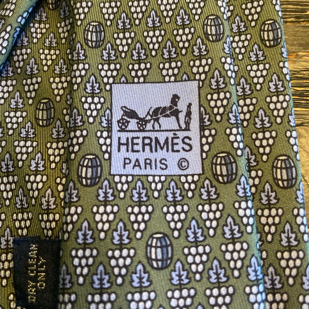 Hermes Green Grape and Wine Barrel Mens Silk Tie - Picture 7 of 7